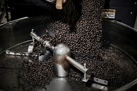大型咖啡烘烤机搅拌咖啡豆图片