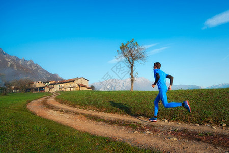 人们山土赛跑运动员专业培训关于山土的专业培训赛跑者高清图片