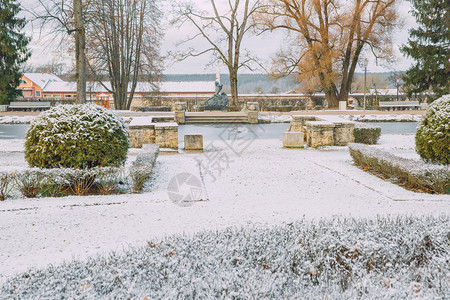 圣诞节下雪的旅行在冬天城市公园绿和雪30129图片