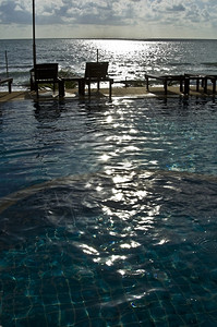 小型旅馆游泳池有海景异国情调蓝色的湿图片