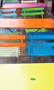 户外优雅的经典巴黎一家型咖啡馆的多彩桌图片