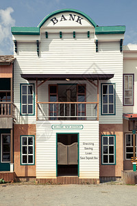 不法分子木头窗户谷在一个古老的美国小镇上西方风格银行背景
