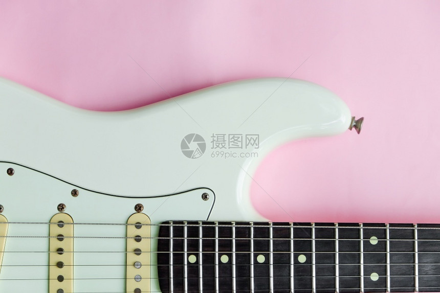 细绳白电吉他粉红色背景的详细信息声音乐队图片