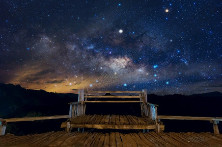 闪亮的风景优美丽象和夜空与乳状的银河系宝贾博梅红子宝贾博以及银河系中泰国最令人惊叹的雾点之一假期背景图片