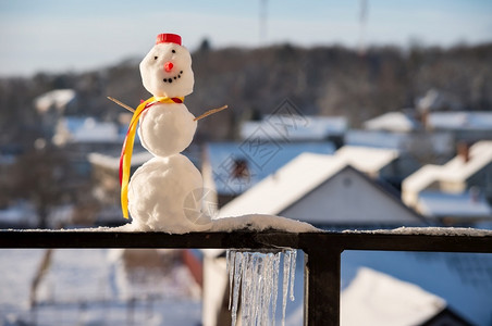 降雪假期寒冷的带围巾雪人小做的物带围巾雪人图片