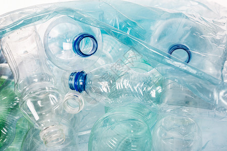 环境的保理念空塑料瓶准备在垃圾袋中回收的包图片