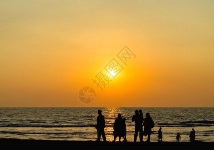 大家族的双影相会生动橙色夕阳海平线闪亮橙色日落海平线闪亮棕色黄褐海平面新鲜的男中等背景图片