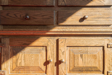 橱柜金属的古老木衣柜棕色董旧木壁橱古老旧董和阴影白色的图片