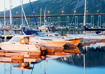 街道生动海洋挪威港口背景的船舶和只高清挪威港口背景的船舶和只图片