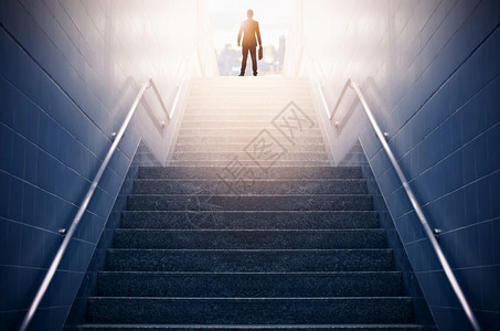 大理石对商人攀爬楼梯的近视概念成功商业地面图片