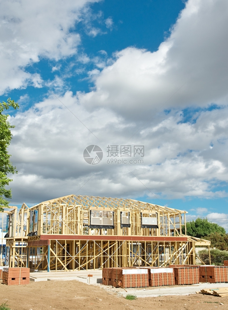 木工建新住宅筑房屋以蓝天为基准色的一种图片