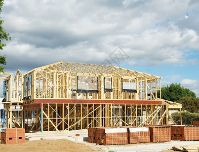 门型桁架门木头建新住宅筑房屋以蓝天为基准改造背景