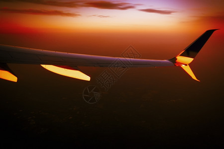 航班飞行从机窗口的鸟瞰图运输图片