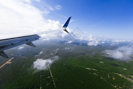 奥尔洛夫飞行从机窗口的鸟瞰图大气层图片