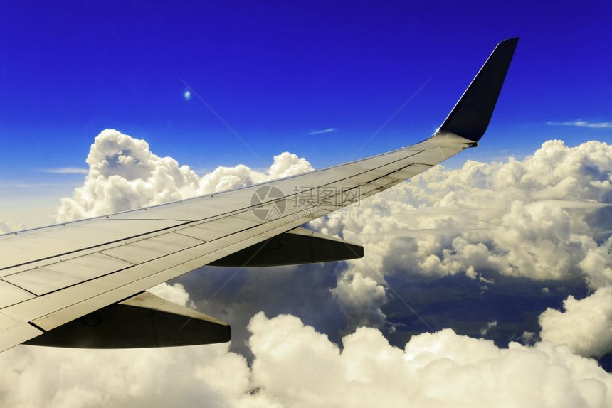 从飞机窗口的鸟瞰图航空公司风景优美图片