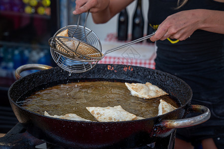 小贩烹饪炸了面条在热油锅里大打折扣白天街头食物传统品人们图片