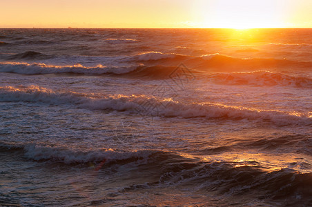 明亮的风雨如磐海上日落波罗的海浪中黎明波罗海浪中黎明岸水图片