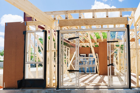 门型桁架未完成建新住宅筑房屋以蓝天为基准托梁建筑的背景