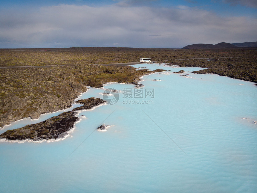 洗澡位于冰岛雷克雅未的主要旅游景点之一的蓝环礁湖温泉蓝色的景观图片