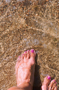 蓝色的池塘中女腿水上涂有指甲的双腿水中涂有钉子的指甲人们女士图片