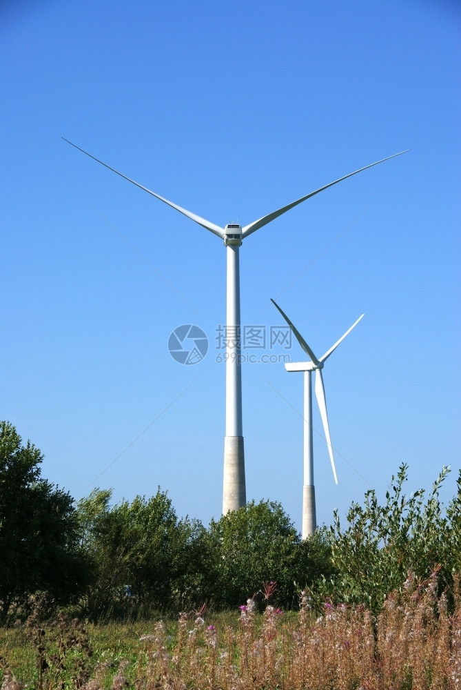 蓝天背景的风力涡轮机发电工程产生图片