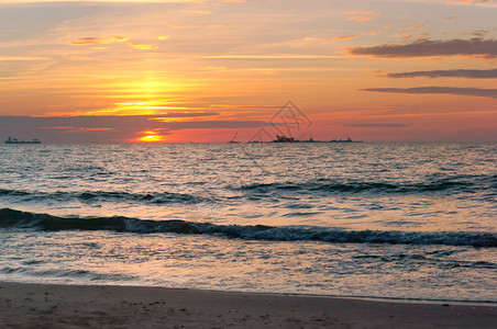明亮的阳光黄昏高海岸波罗的陡峭岸波罗陡峭岸高图片