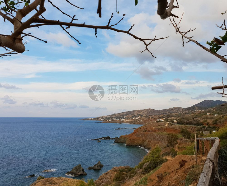 下午海滨地中塞浦路斯岛Pomos村的断裂和美丽海岸线图片