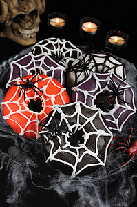 一点为了假期万圣节用蜘蛛网装饰的冰川甜圈图片
