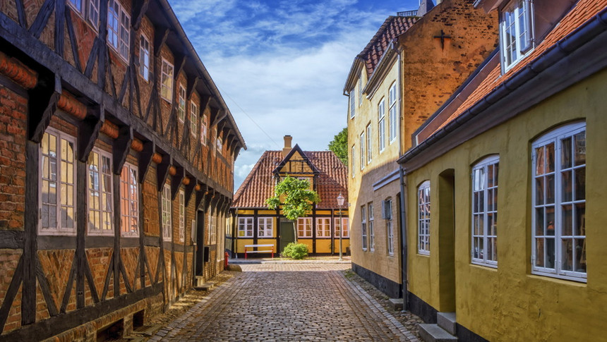 结构体丹麦中世纪Ribe镇丹麦街和Ribe镇的街道和房屋墙红色的图片
