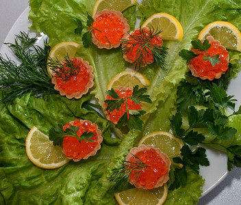 黄油美味的新年红鱼子酱和鲜草药健康图片