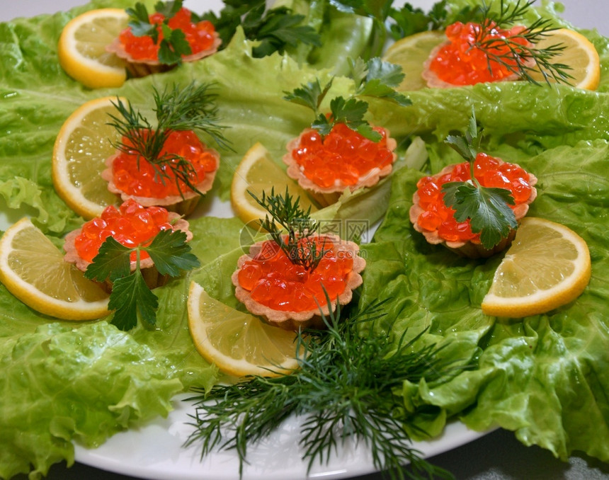 旅行新年红鱼子酱和鲜草药可口庆典图片