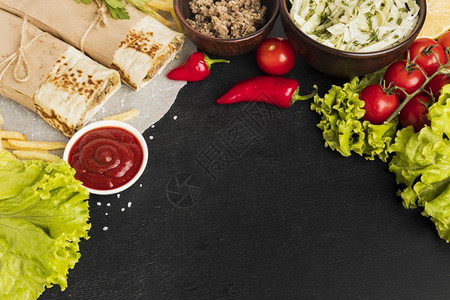 热的地中海高角美味的番茄沙拉烤肉串健康图片