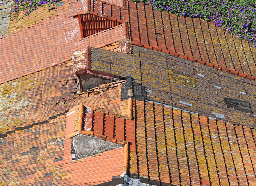 修理保护带有旧屋顶瓷砖的背景建造图片