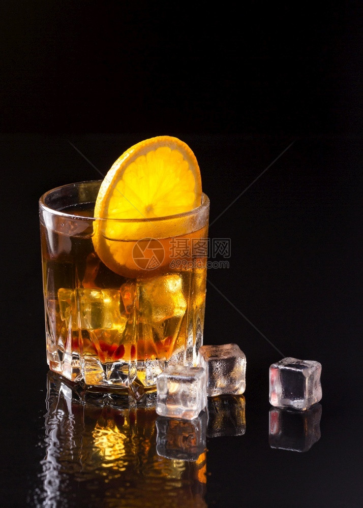 酒精冷冻使用橙冰查看前方威士忌目的图片