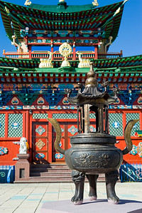 佛寺前的铁制香坛在佛教寺门前信仰正面绿色图片