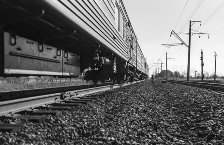 火车使用多辆汽的慢移动列生锈的沃罗别耶夫图片