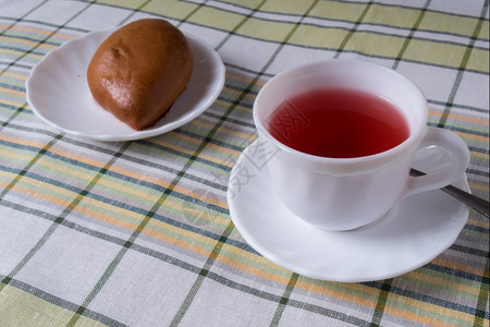 健康站在桌上的白杯喝着水果茶和一盘白杯馅饼子里有水果茶和蛋糕卡德有机的背景图片