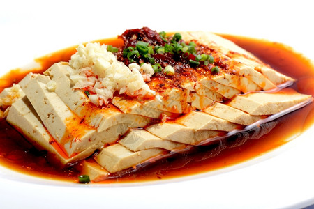 白盘上由豆腐制成的食谱红色沙拉油图片