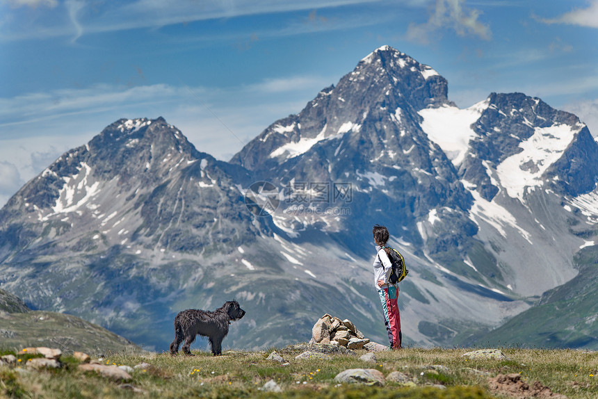 积极的有个女孩带着大黑狗在山上领着风景观首脑图片
