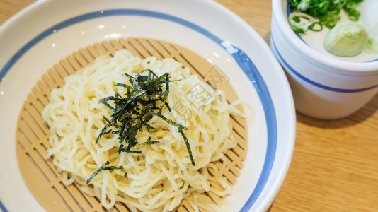 人一顿饭Zaru拉面白碗里日本菜传统的图片