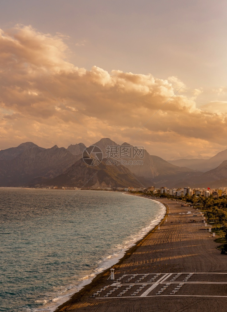 地平线海景岸土耳其安塔利亚山丘的全景图图片