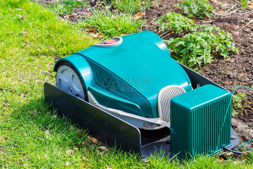 德尔登花园绿色机器人草坪上收取青绿色电动机器人草地采集对的收费外部图片