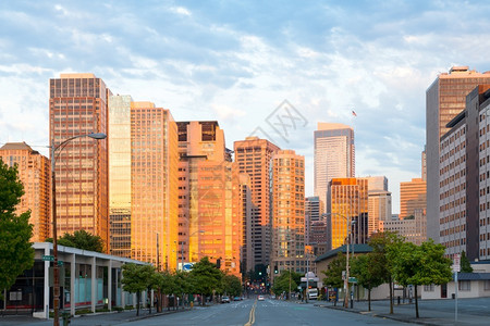 市中心美国人西雅图华盛顿州第七大道和日落时市区大楼多层图片