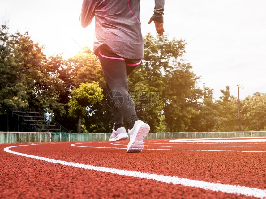 在体育赛场道上运动服装中的妇女跑步锻练的女者健康生活方式概念体育场追踪手表图片