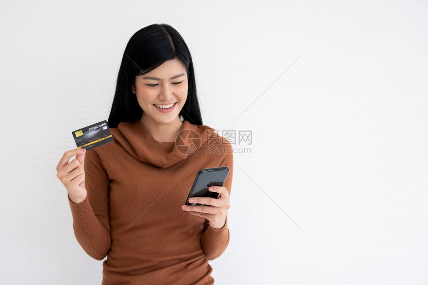 拿着信用卡的年轻女孩图片