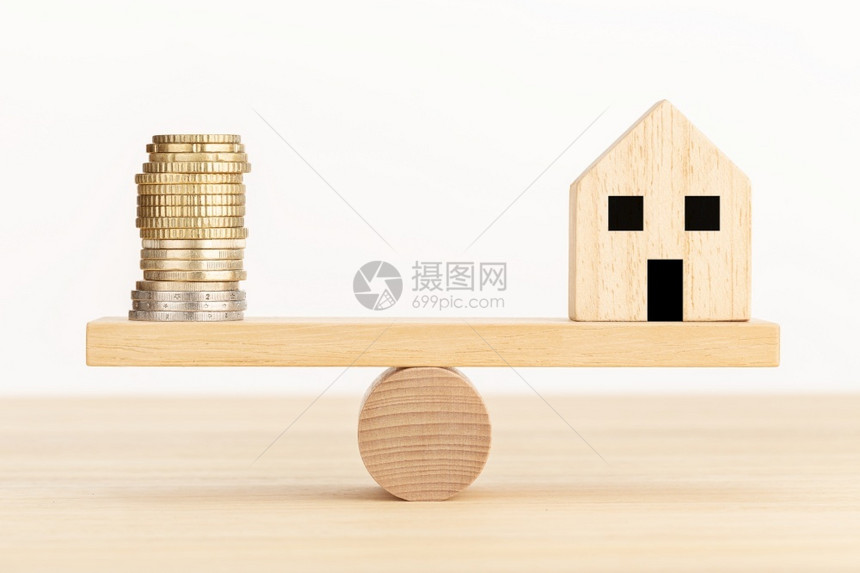 金融木制玩具房和锯上的硬币微型住房图片
