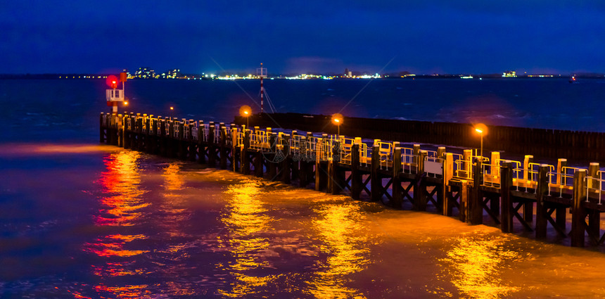 城市景观夜色照亮了佛利辛根码头的防波堤海洋泽兰内地都闪耀着灯光镇发的图片