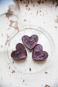 情人节盘子上的心形巧克力糖盘子上的心形巧克力糖一种小吃图片