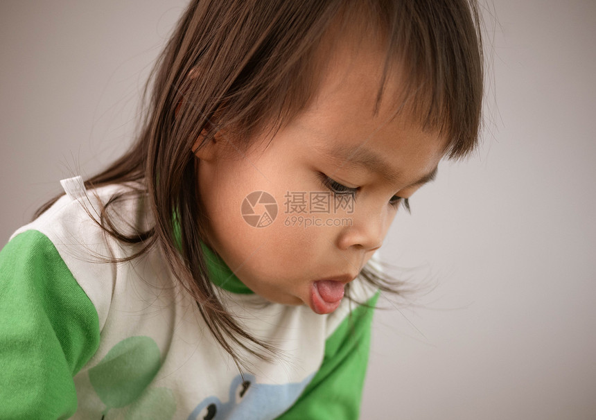 在灰色背景中孤立地咳嗽的可爱小女孩儿童保健和医疗概念儿童保健和医疗概念衬衫打喷嚏鼻涕图片
