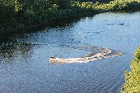 切尔尼戈夫斯基在夸斯基的两对夫妇在河上美丽的风景与几对夫妇在夸德斯基的人在河上旅行建造浮渣背景